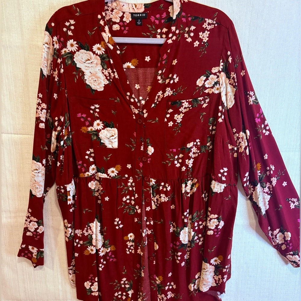 Torrid Emma Challis Floral Babydoll Blouse Size 2 Red Wine Button Front Top NWOT - Picture 3 of 14
